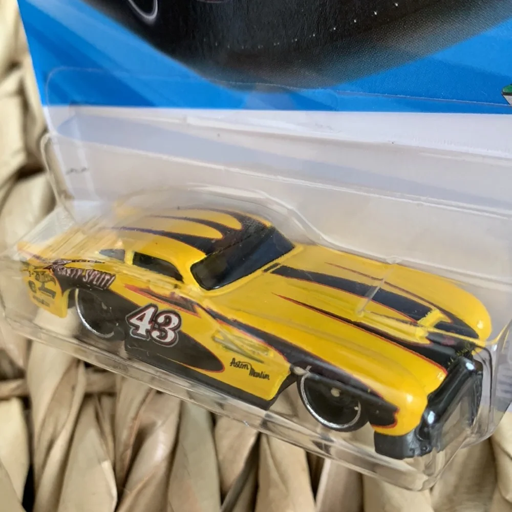 Aston Martin DB4GT High-Speed Racing Yellow Race Car Hot Wheels HotWheels New